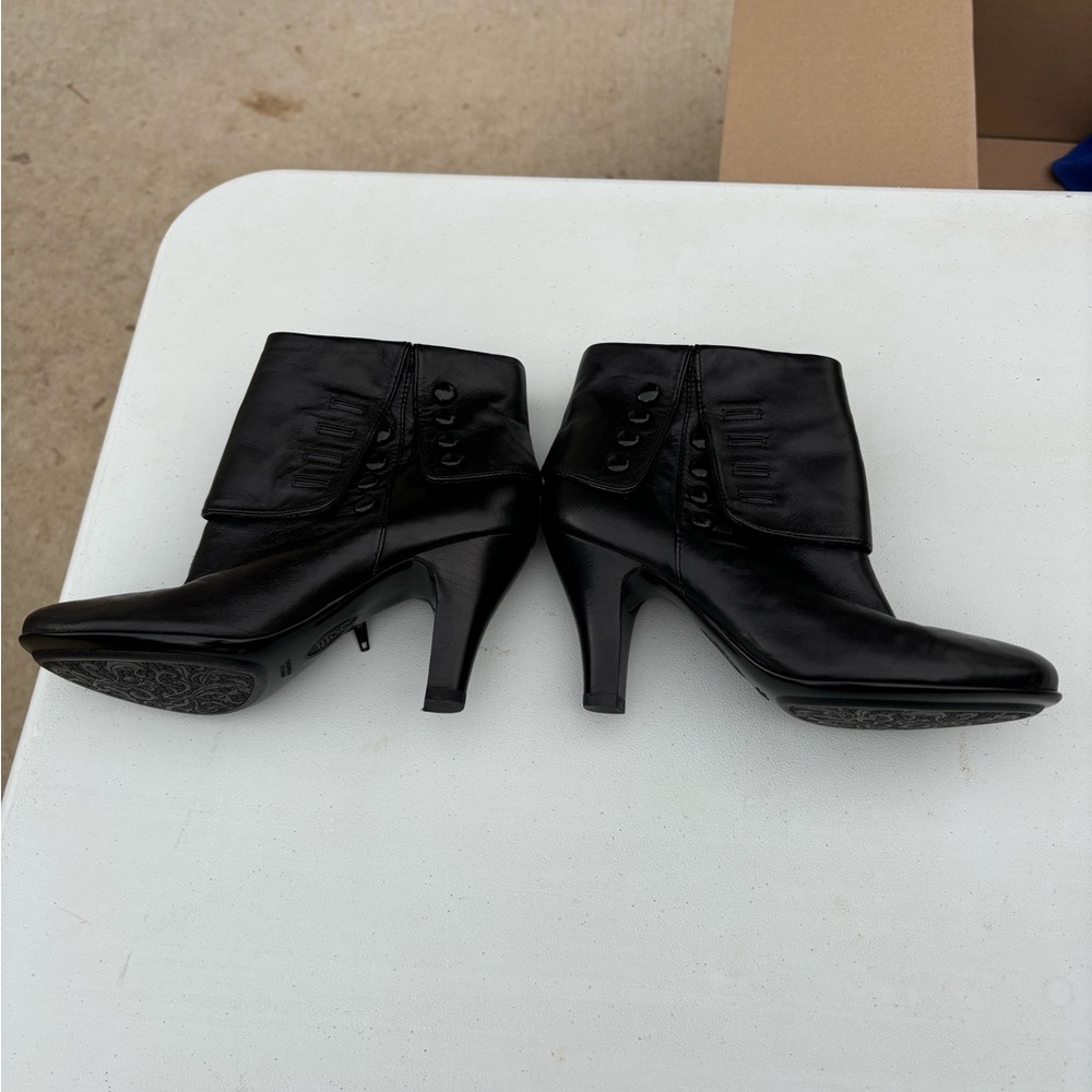 Women’s Sofft Black dress shoes. Size 7